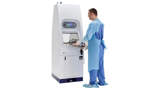 Hombre junto al reprocesador automatizado de endoscopios RAPIDAER™
