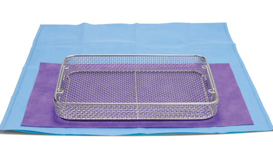 Alfombrilla para bandejas debajo de una bandeja de esterilización